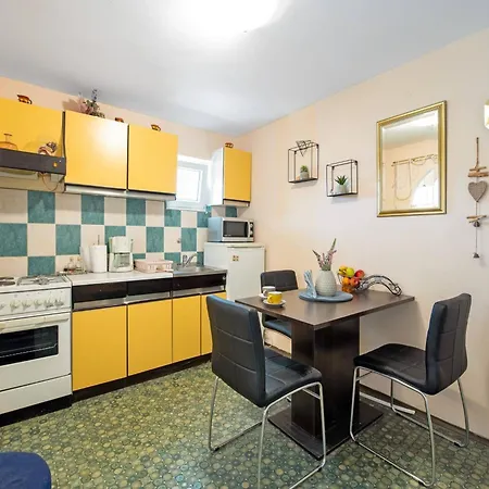 Apartment In Brodarica Near Beach & Krka Park Lägenhet