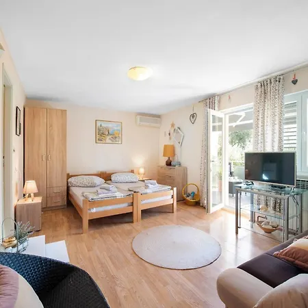 Apartment In Brodarica Near Beach & Krka Park Lägenhet *