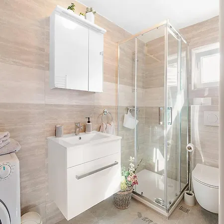 Apartment In Brodarica Near Beach & Krka Park Lägenhet