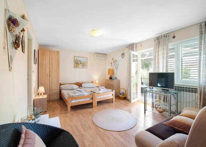 Apartment In Brodarica Near Beach & Krka Park Lejlighed *